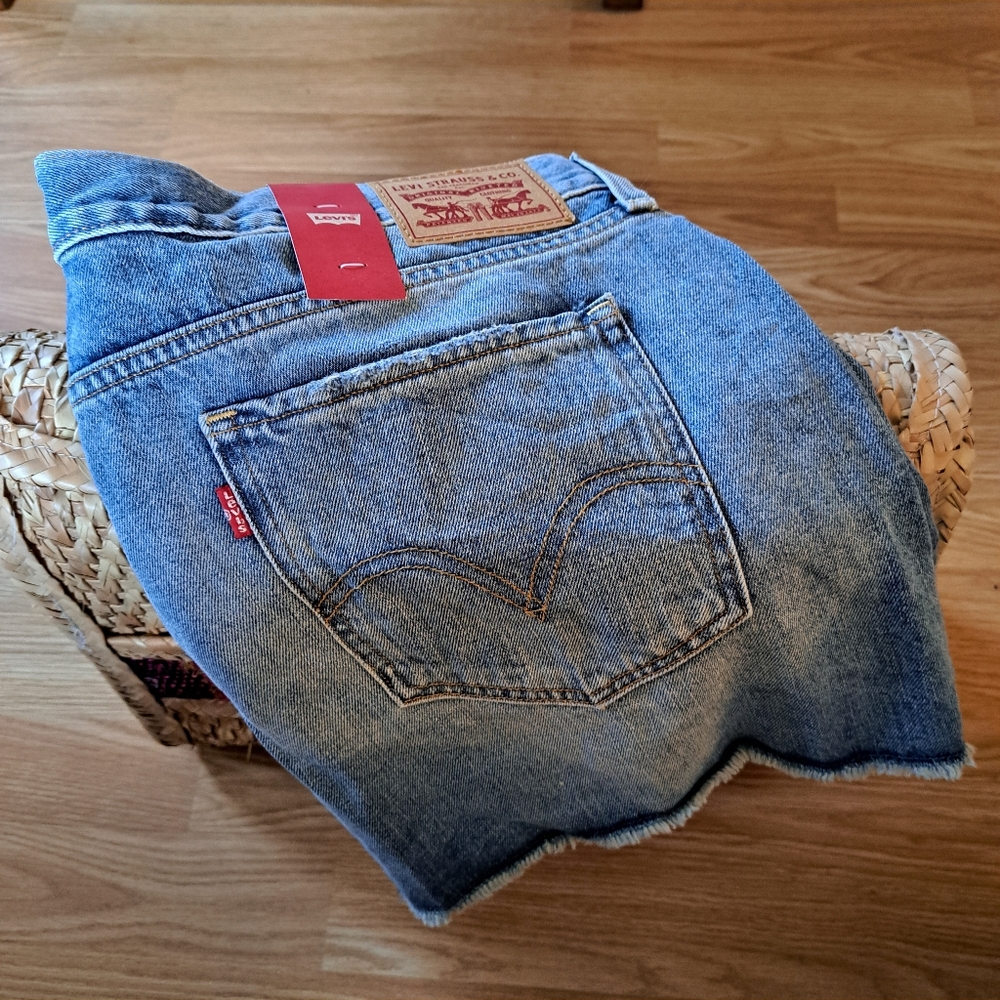 NWT LEVIS distressed Denim Skirt Size 32